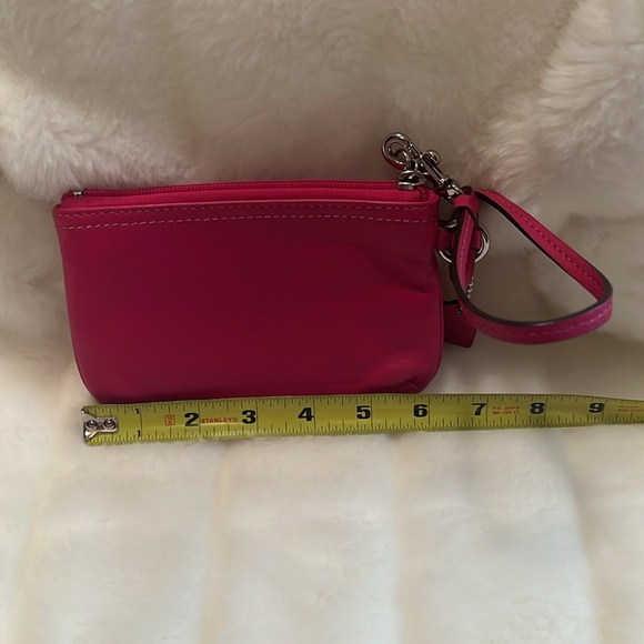 🩷COACH HOT PINK 🩷 WRISTLET. Beautiful condition, all matching pieces. 🩷 - Picture 3 of 8